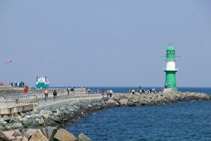 Lighthouse On The Shore Drucke: jetty lighthouse, warnemunde
