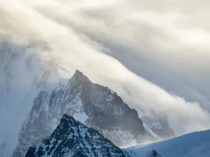 Charakteristische Stürmewolken über den Bergen des Allardyce-Ranges
