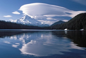 Cascade Mountains Landscape Drucke: Large lenticular cloud hanging over Mt. Hood reflected in Lost Lake in the Oregon