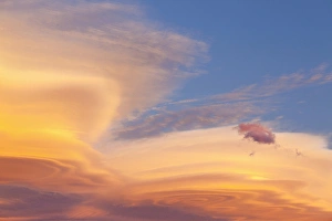 Lenticular Cloud Formation Drucke: Lenticular cloud at sunset