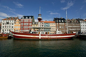 Copenhagen Waterfront Drucke: Former lighthouse ship converted to restaurant, Nyhavn, Copenhagen, Denmark