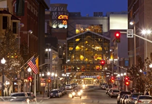 US Cityscapes Drucke: Looking down Post Street at dusk in downtown Spokane, Washington, USA