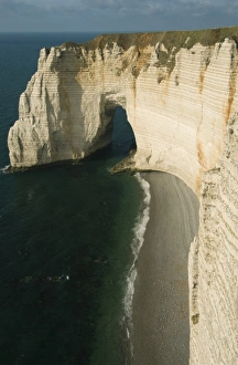 Normandy Coast France Drucke: Manneporte arch and chalk cliffs, Etretat, Normandy, FRANCE
