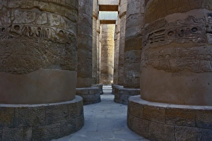Egyptian Monumental Architecture Drucke: Massive columns of the Great Hypostyle Hall, in the temple of Amun, The Temple of