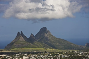 Mauritius Landscape Drucke: Mauritius, Central Mauritius, Curepipe, Coastal Mountains from Trou aux Cerfs crater