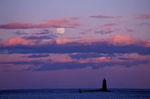 Bilder, datiert 2004: Ein voller Mond steigt hinter der Whalaback-Lichtscheine und dem neuen Kastell am Commen in New Hampshire