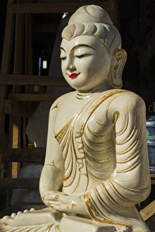Myanmar Buddha Statue Drucke: Myanmar. Yangon. Ceramic Budda