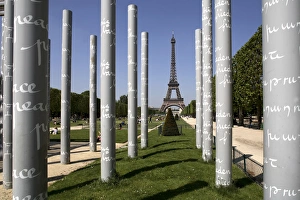 Eiffel Tower Background Drucke: Park of Champ-de-Mars with Eiffel Tower in the background. Paris. France