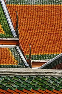 Ceramic Tile Pattern Drucke: Pattern in ceramic tiles on overlapping rooftops, Wat Pho, Bangkok, Thailand