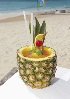 Fresh Fruit Drinks Drucke: Rum Punch in pineapple