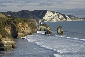 North Island Coastal Landscapes Drucke: Three Sisters, and White Cliffs, Taranaki, North Island, New Zealand