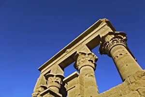 Aswan Egypt Landmarks Drucke: Skyward view of columns, Temple of Philae, on Agilika, an island in the Nile River