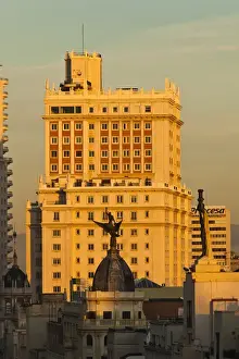 Europe Street Photography Drucke: Spain, Madrid, Centro Area, elevated view of buildings along Gran Via and Edificio Espana