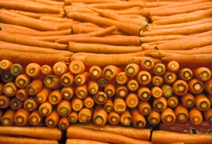 Fresh Produce Pictures Drucke: Stacks of orange carrots