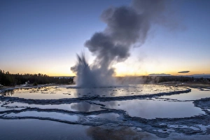 Wyoming National Park Drucke: Sunset over active geyser. Fire Hole. Yellowstone National Park. Wyoming