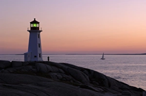 Canadian Tourist Attractions Drucke: Sunset at Peggys Point Lighthouse, Peggys Cove, Nova Scotia, Canada