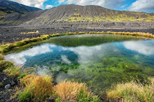 Icelandic Geology Drucke: Tiny pond created by violent volcanic forces