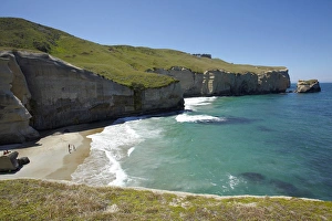 Turisten am Strand und an Klippen im Tunnelstrand in Dunedin auf der Südinsel Neuseeland