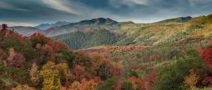 Farbenfroher Herbstpanorama-Landschaft mit Wasatch-Bergen in der Nähe von Park City und Midway im US-Bundesstaat Utah