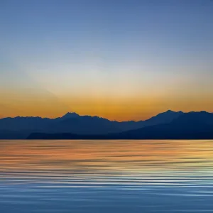 Die USA, Bundesstaat Washington, Seabeck. Panorama des Sonnenuntergangs auf Hood Canal und den Olympischen Bergen
