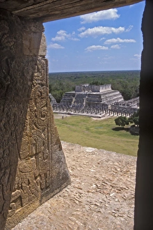 Drucke von Blick von der Spitze eines alten Maya-Baues in Chichen-Itza im Bundesstaat Yucatan in Mexiko Bilder Datiert 2010 Juli: Blick vom Gipfel einer alten Maya-Struktur in Chichen Itza. Zentralamerika, Mexiko