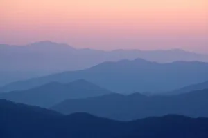 Drucke von USA, Tennessee, Großer Smokys Nationalpark. Bergechichten am Sonnenuntergang von Clingmans Dome. (Welterbe des UNESCO) Kredit als: Wendy Kaveney / Jaynes Gallery / Danita Delimont Bilder Datiert 2011 März: Ein Blick über ruhige Gewässer auf die Dunehügel von Kap Cod in Massachusetts (USA)