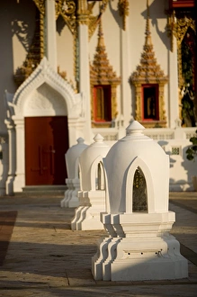 Temple Architecture In Thailand Drucke: Wat at sunset