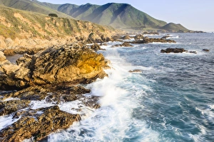 Nature Scenic Views USA Drucke: Waves create surf on rocks. Garrapata State Beach, Big Sur, California Pacific Coast. US