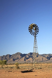 Australian Countryside Drucke: Windmill and Wilpena Pound, Flinders Ranges, South Australia, Australia