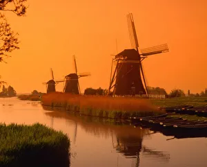 Dutch Countryside Sunset Drucke: Windmills at sunset