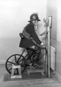 Feuerwehrmann durchläuft Ergometerschlussprüfung