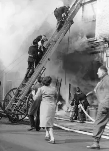 Feuerwehrleute Drucke: Feuer bei der Adresse 298 Alter Bromptons Boulevard, London SW5
