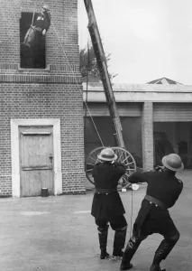 Ausbildung Drucke: Kandidat wurde während eines Übungsmanövers vom Turm herabgelassen im Zweiten Weltkrieg