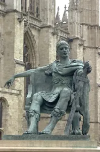 Drucke von Büste des Großen Konstantins im englischen Yorkshire (York), wo er 306 n. Chr. römischer Kaiser proklamiert wurde; Hintergrund ist die Kathedrale von York Minster. Digitale Fotografie York Drucke: Römischer Kaiser Konstantin der Große, York GB