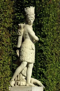 Drucke von Büste einer amazonischen Kriegerin im Garten des Palais von Versay, Frankreich. Digitale Fotografie Spinnen Drucke: Der Amazonenkrieger, Statue von Versayl