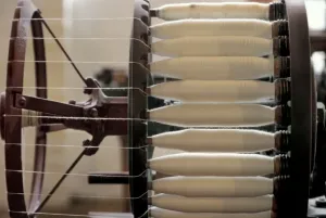 Maschinenspinnendrähte auf einer Bobbins im Textilwerk der Lowellschneidemühlen