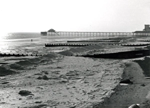 UK Coastal Towns Drucke: Bognor Pier and Beach in Winter, 1963