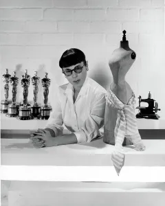 Vintage Fashion Designers Drucke: EDITH HEAD, posing with Oscars she has won
