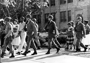 EV1815 - Daisy Bates (schaut auf die Kamera links) und der Nationalgarde führt neun afroamerikanische Schüler in eine alle weißen High-School, September 1957.