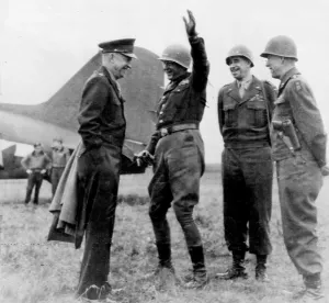 WWII Historical Images Drucke: Original caption: Three U.S. Army field commanders durring (sic) impromptu conference with supreme commander/Sig