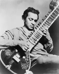 Ravi Shankar (geb. 1920), spielte das Sitar. Shankar erhöhte den Westen Wertschätzung traditioneller indischer Musik. 1957