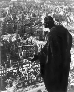 World War 2 Germany Drucke: Statue overlooking Dresden, Germany