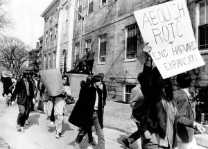 Vietnam War Protests Drucke: Students protesting the R.O.T.C