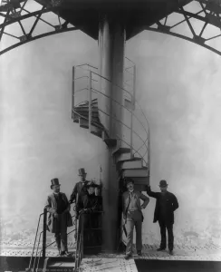 Eiffel Tower History Drucke: Gustave Eiffel and four others at the summit of the Eiffel Tower
