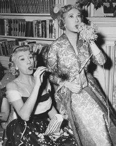 Classic Television Series Drucke: THE GEORGE BURNS AND GRACIE ALLEN SHOW, from left: Bea Benaderet, Gracie Allen, 1950-1958