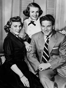 Television History Drucke: YOUR HIT PARADE, from left: Eileen Wilson, Dorothy Collins, Snooky Lanson, 1950-1959
