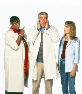Classic Television Series Drucke: EMPTY NEST, from left: Marsha Warfield, Richard Mulligan, Park Overall, 1988-1995