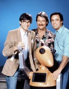 Everett Collection Images Drucke: RIPTIDE, (back, from left): Thom Bray, Perry King, Joe Penny, (front): The Roboz, 1984-86