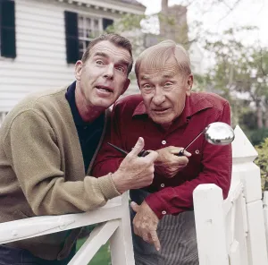 Classic Television Series Drucke: MY THREE SONS, from left, Fred MacMurray, William Demarest, 1960-72 (1966 photo)