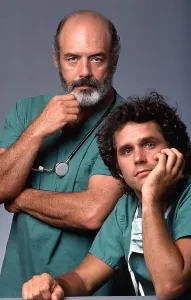Classic Television Series Drucke: TRAPPER JOHN MD, from left: Pernell Roberts, Gregory Harrison, (Season 1), 1979-86